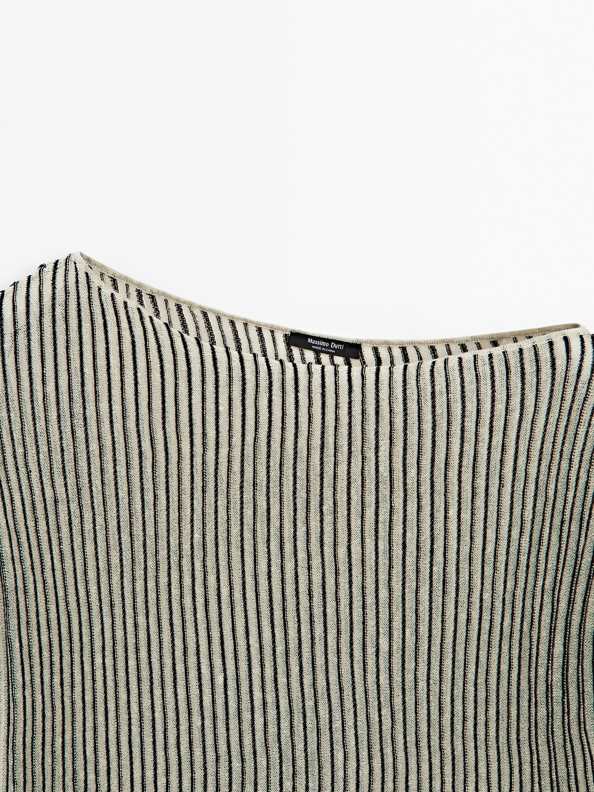 Loose-fitting pleated top with flecked detail